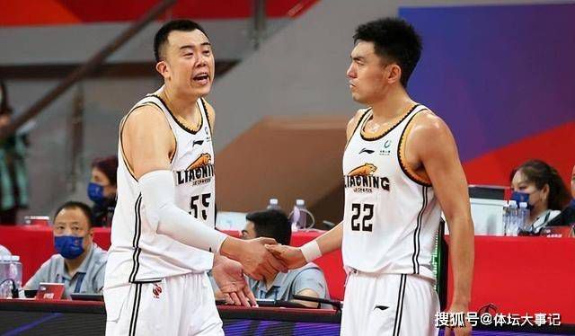 在丈夫面前弄湿股沟的妻子