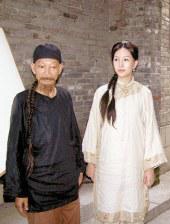主人扒开女仆往里面灌水